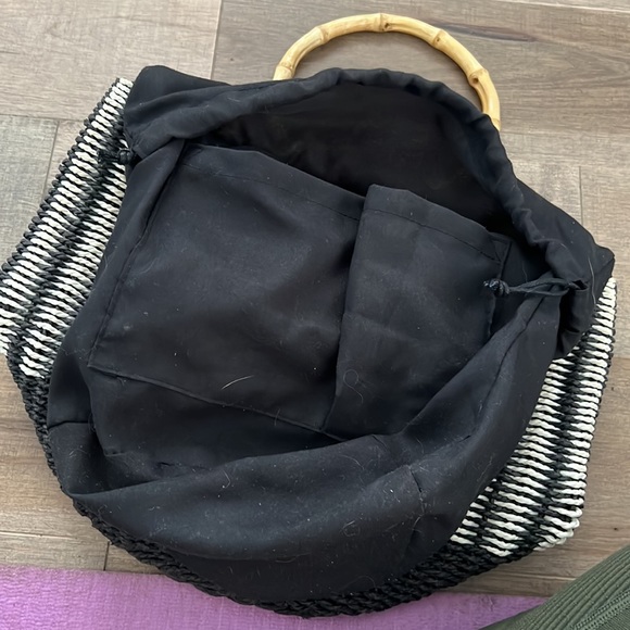 Straw bucket bag, wood handles - Picture 6 of 6